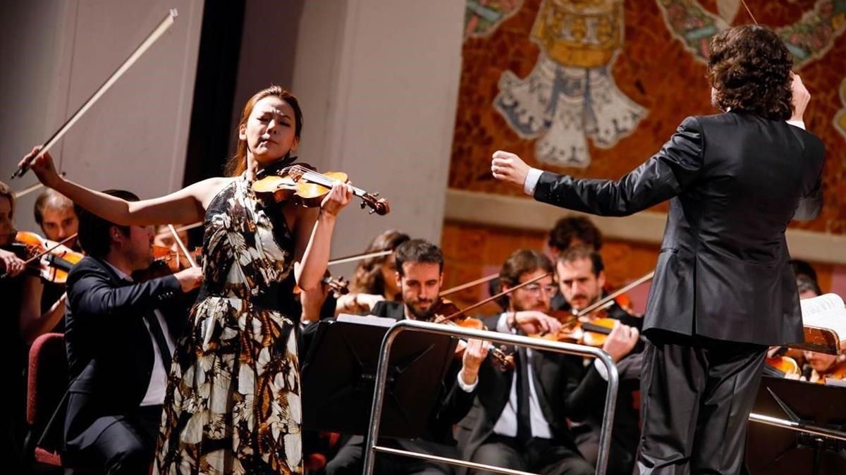 La Orquestra Simfònica Camera Musicae, con la violinista Clara-Jumi Kang, en el Palau de la Musica, el pasado domingo. La Orquestra Simfònica Camera Musicae, con la violinista Clara-Jumi Kang, en el Palau de la Musica, el pasado domingo.