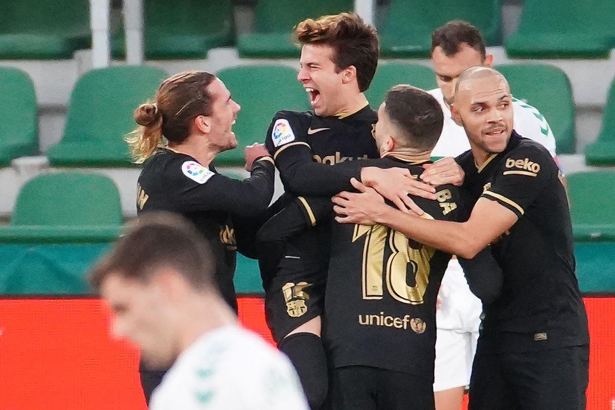 Riqui Puig, felicitado por todos sus compañeros tras marcar al Elche. Riqui Puig, felicitado por todos sus compañeros tras marcar al Elche.