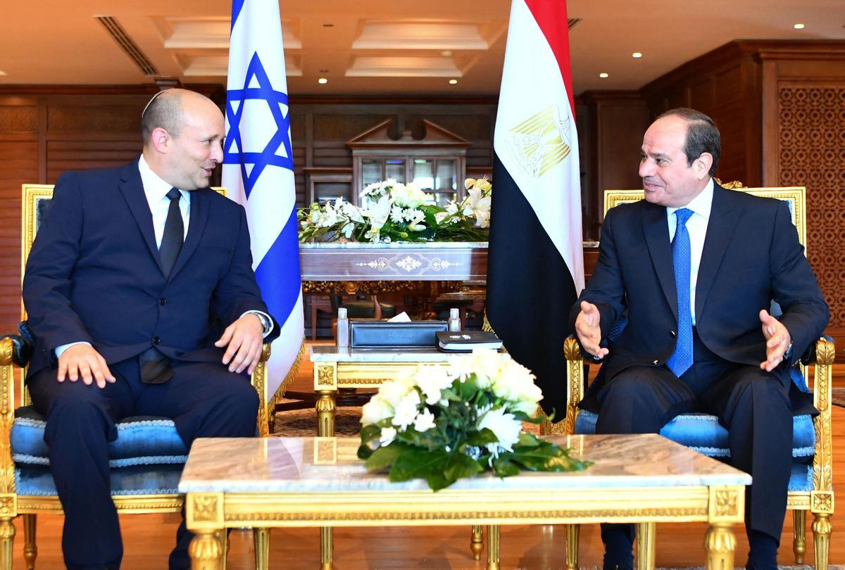 El primer ministro israelí, Naftali Bennett, con el presidente egipcio, Abdel Fatah al Sisi, con en la ciudad egipcia de Sharm al Sheij