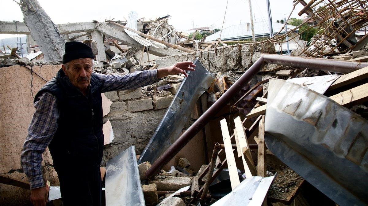 Guenadi muetra como ha quedado su casa tras el bombardeo.