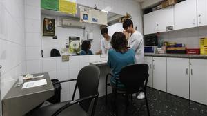 Una sanitaria atiende a una mujer en un sala de venopunción de Barcelona, este martes.