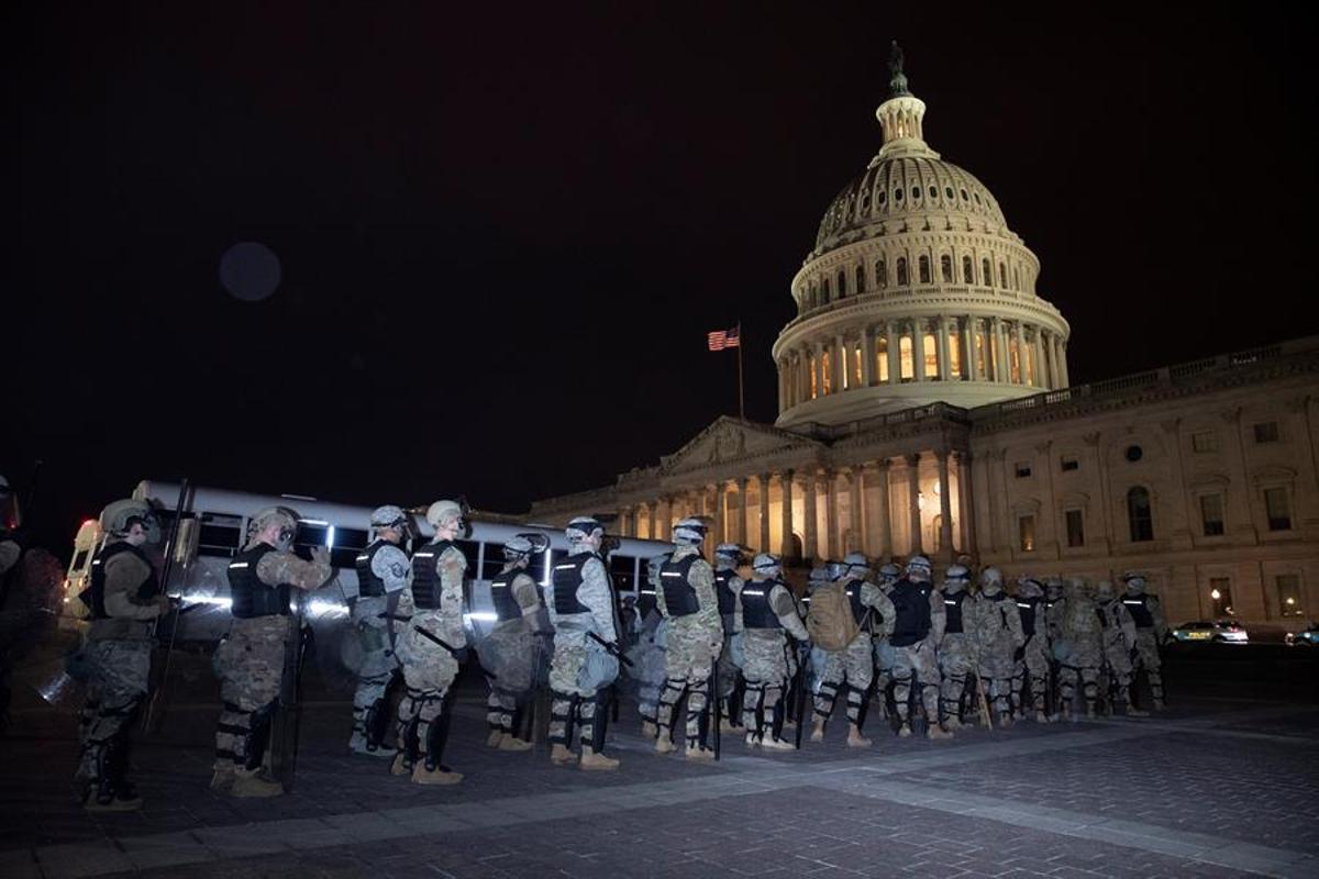 La Guardia Nacional, ante las puertas del Capitolio.