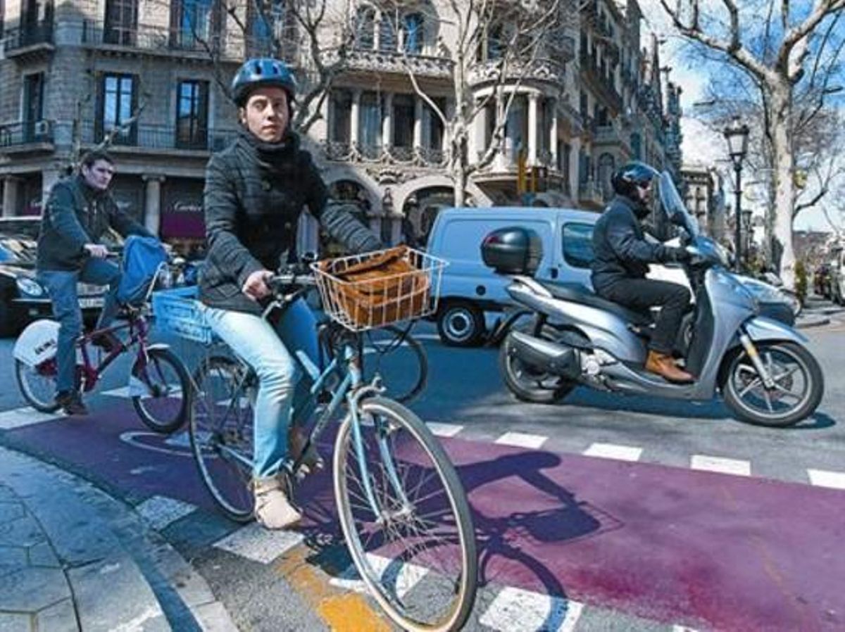 Una ciclista con casco y otro sin, ayer en Consell de Cent con paseo de Gràcia. Una ciclista con casco y otro sin, ayer en Consell de Cent con paseo de Gràcia.