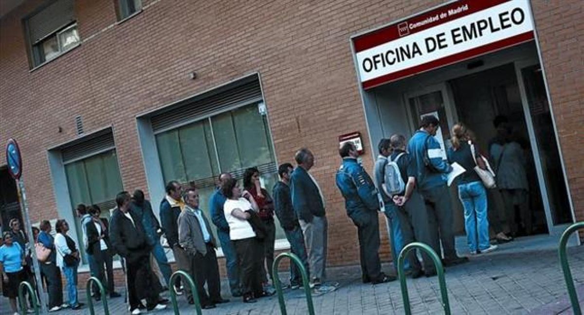 Parados haciendo cola en una oficina de empleo de Madrid. Parados haciendo cola en una oficina de empleo de Madrid.