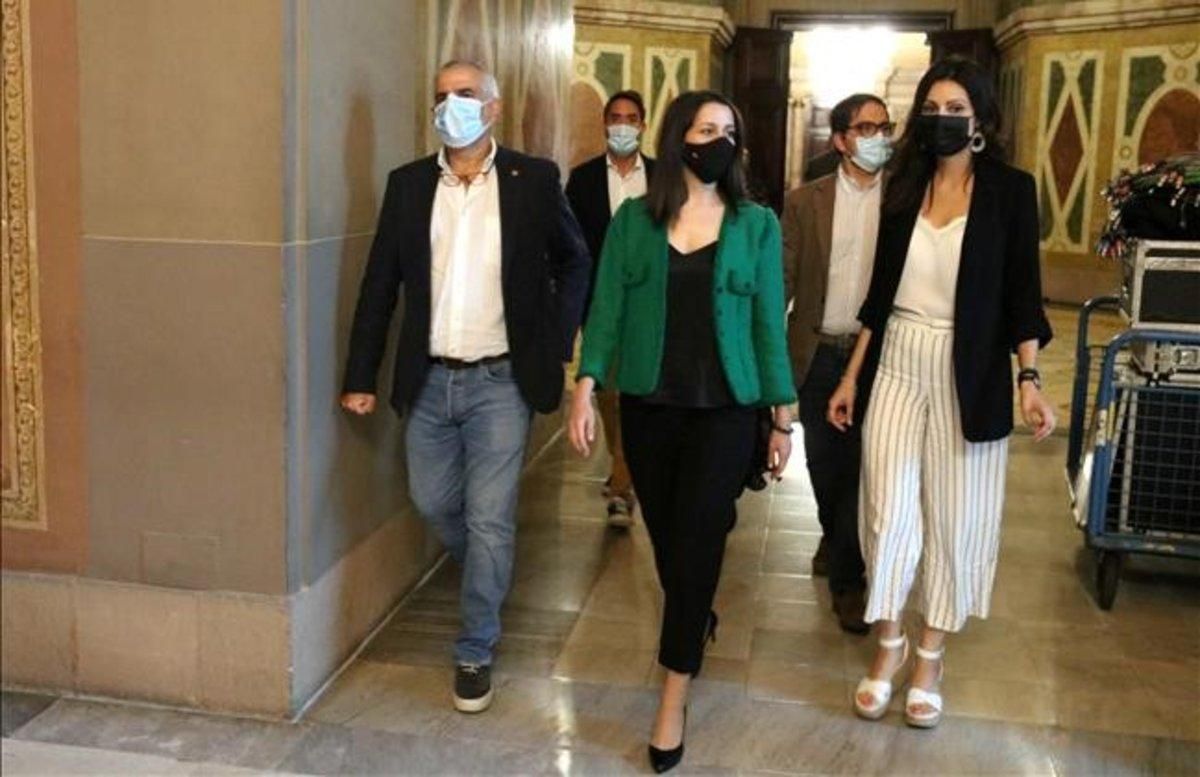 La líder de Ciudadanos, Inés Arrimadas, junto a Carlos Carrizosa y Lorena Roldán, este lunes en el Parlament. La líder de Ciudadanos, Inés Arrimadas, junto a Carlos Carrizosa y Lorena Roldán, este lunes en el Parlament.