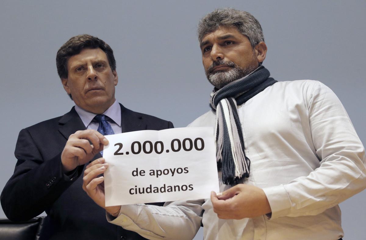 Juan Carlos Quer (izquierda), padre de Diana, y Juan José Cortés, padre de Mari Luz, presentan los apoyos recabados con su petición para el mantenimiento de la pena de prisión permanente revisable.