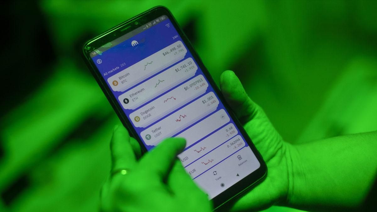 Un usuario usa una aplicación para invertir en criptomonedas. Un usuario usa una aplicación para invertir en criptomonedas.