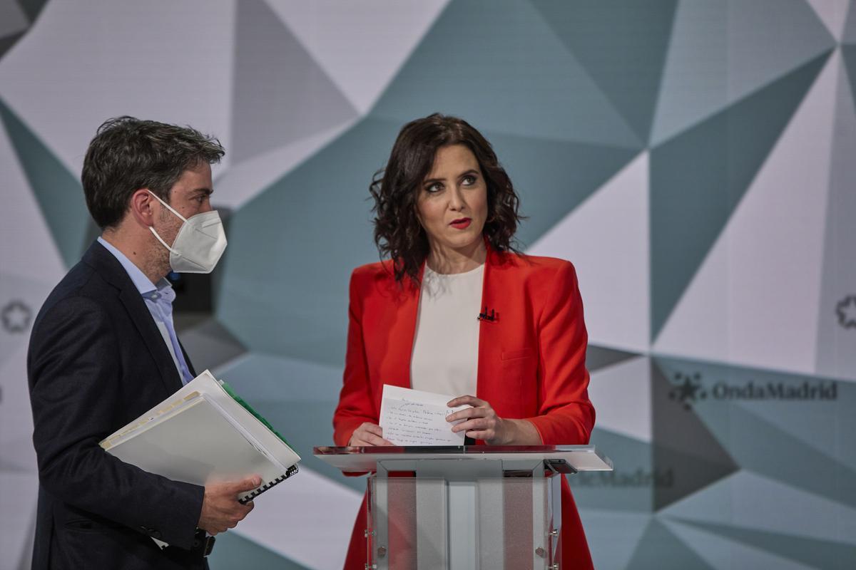 Isabel Díaz Ayuso (PP) habla con un asesor, minutos antes de que empiece el debate de Telemadrid. 