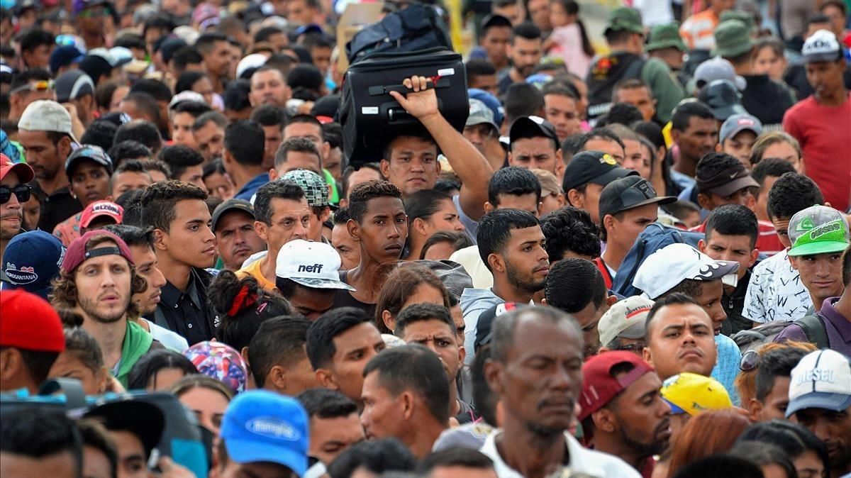 Ciudadanos venezolanos cruzan el puente internacional Simon Bolívar desde San Antonio del Táchira, en Venezuela, hacia Colombia, el 10 de febrero. Ciudadanos venezolanos cruzan el puente internacional Simon Bolívar desde San Antonio del Táchira, en Venezuela, hacia Colombia, el 10 de febrero.