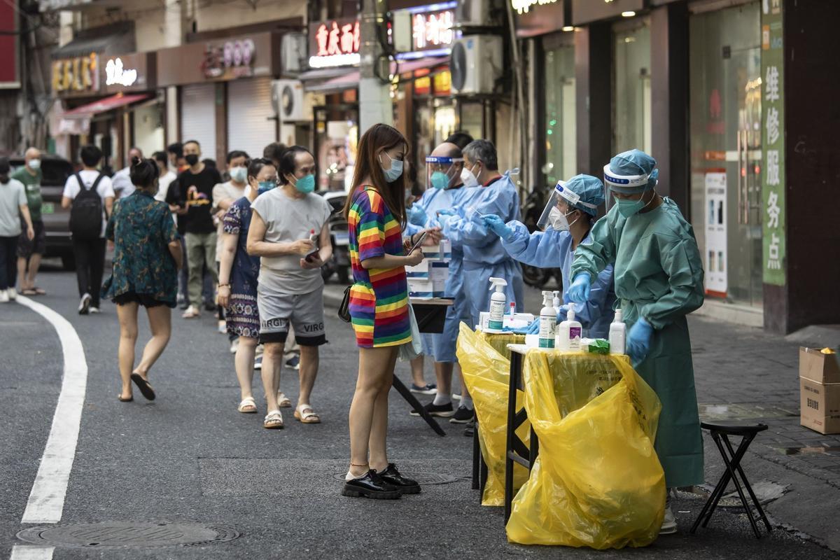Trabajadores sanitarios llevan a cabo test de covid en una calle de Shangái el 19 de julio de 2022, cuando hubo una escalada de casos en China