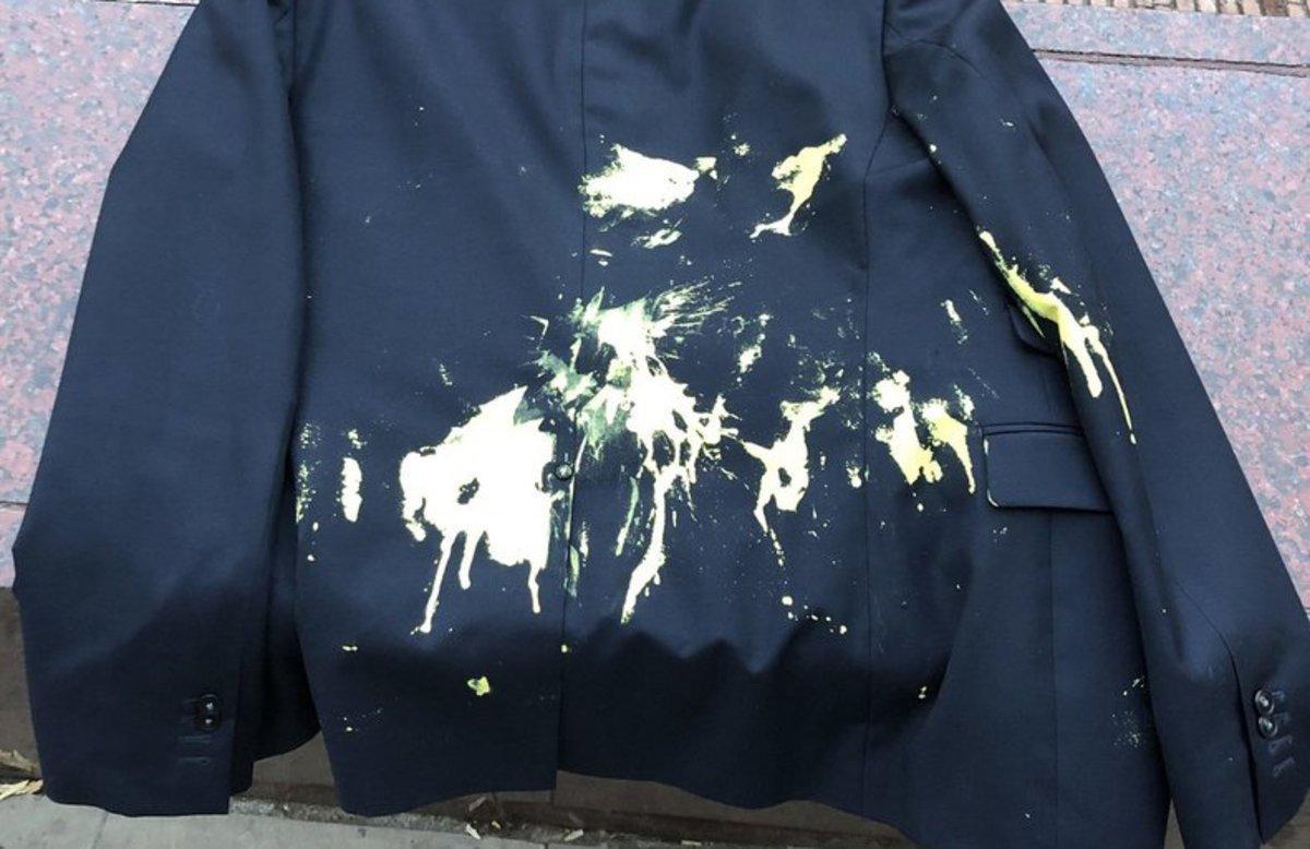 Así quedó la chaqueta de Jordi Cañas tras el ataque con pintura amarilla. 
