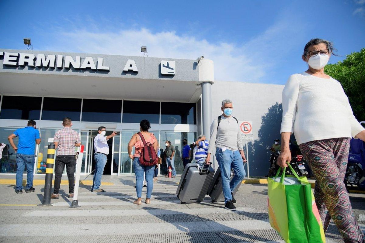 Pasajeros hondureños del vuelo humanitario procedente de Madrid (España) arribaron al aeropuerto Ramón Villeda Morales de La Lima (Honduras). Aproximadamente 200 hondureños han sido repatriados desde España. Pasajeros hondureños del vuelo humanitario procedente de Madrid (España) arribaron al aeropuerto Ramón Villeda Morales de La Lima (Honduras). Aproximadamente 200 hondureños han sido repatriados desde España.