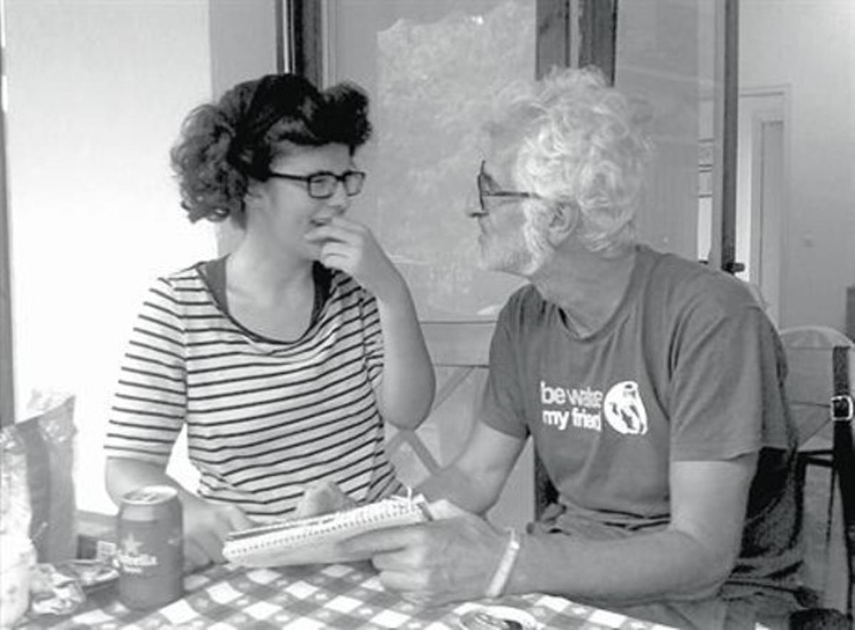 PADRE E HIJA Gallardo dibuja para María, arriba en una página del cómic, abajo en una foto del propio libro.