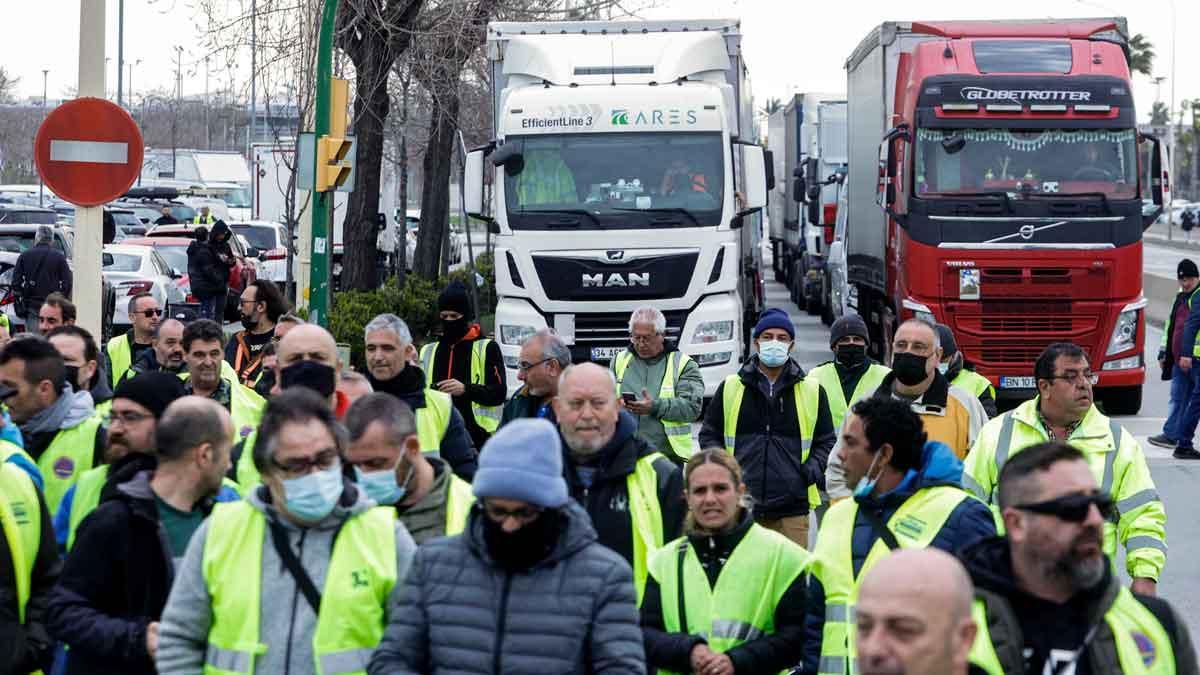 Transportistas en huelga en la Zona Franca de Barcelona.
