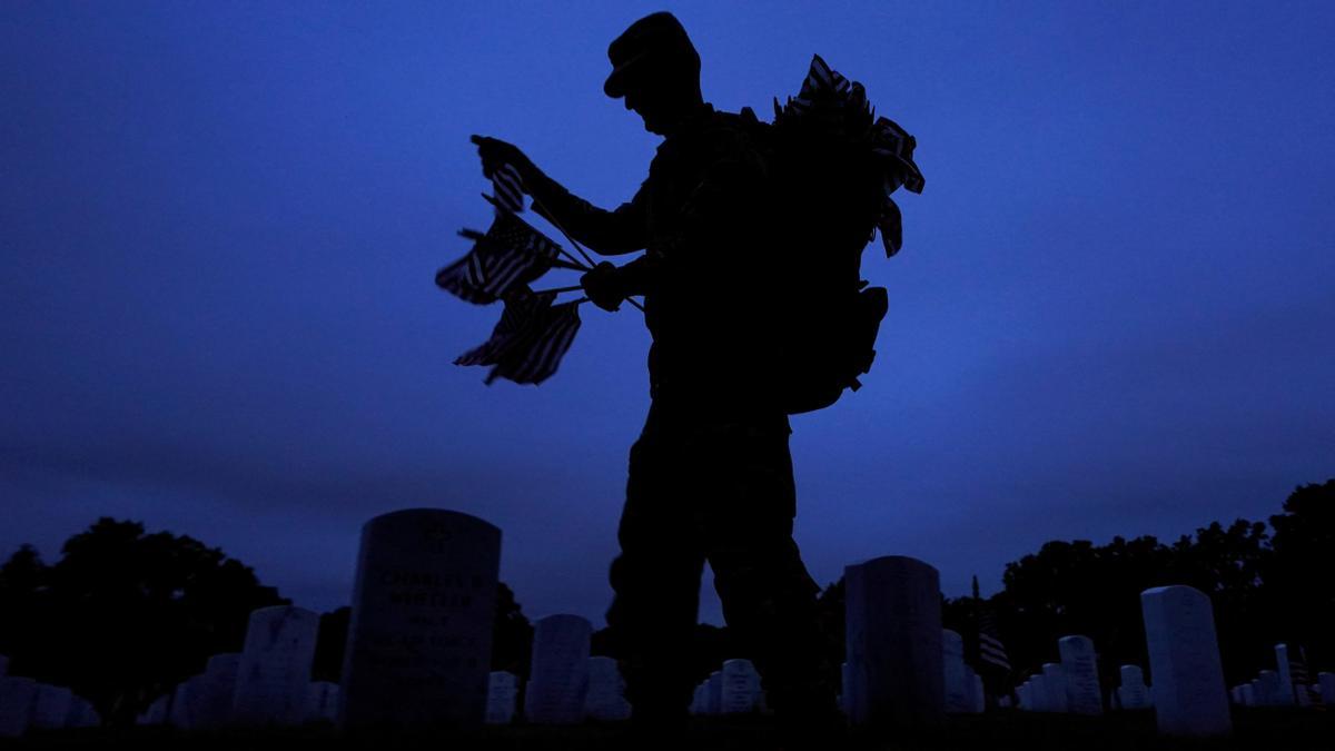 Colocación de banderas en el Cementerio Nacional de Arlington