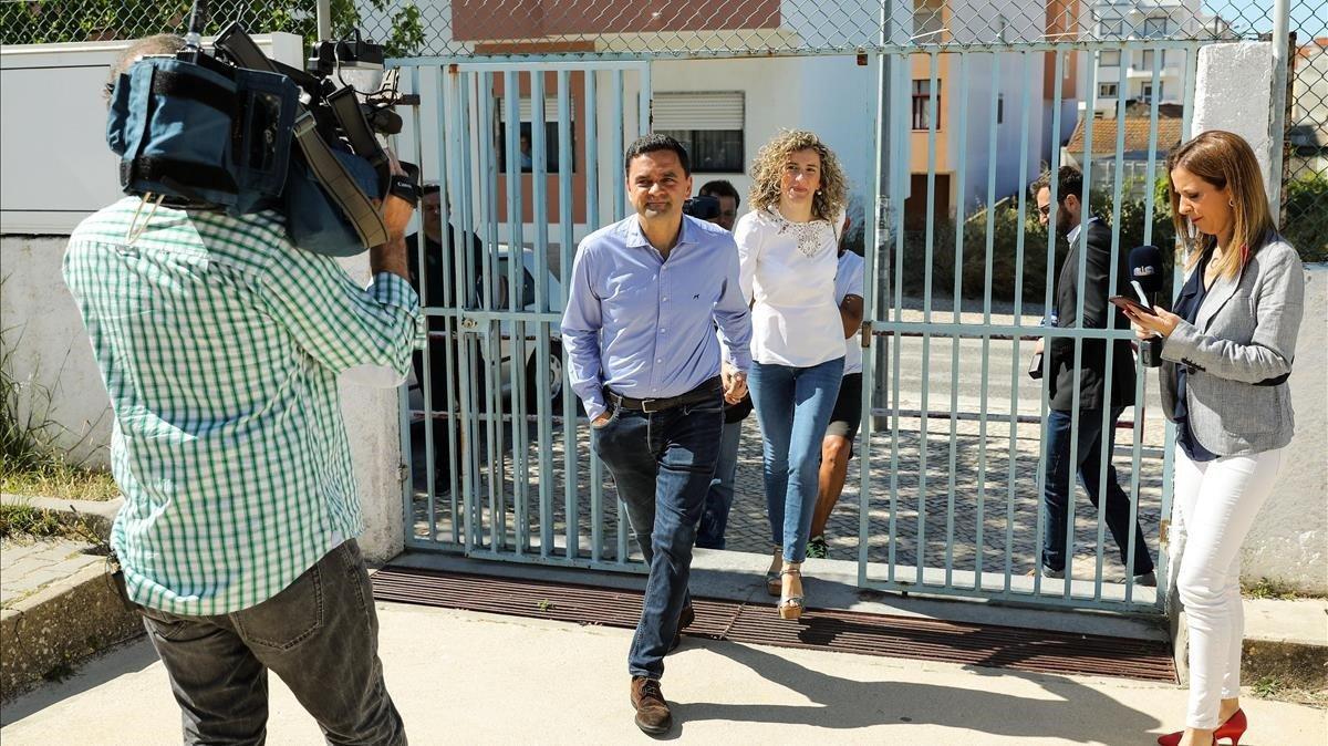 El candidato socialista Pedro Marques y su mujer Cecilia Seias llegan a su colegio electoral cerca de Lisboa. 
