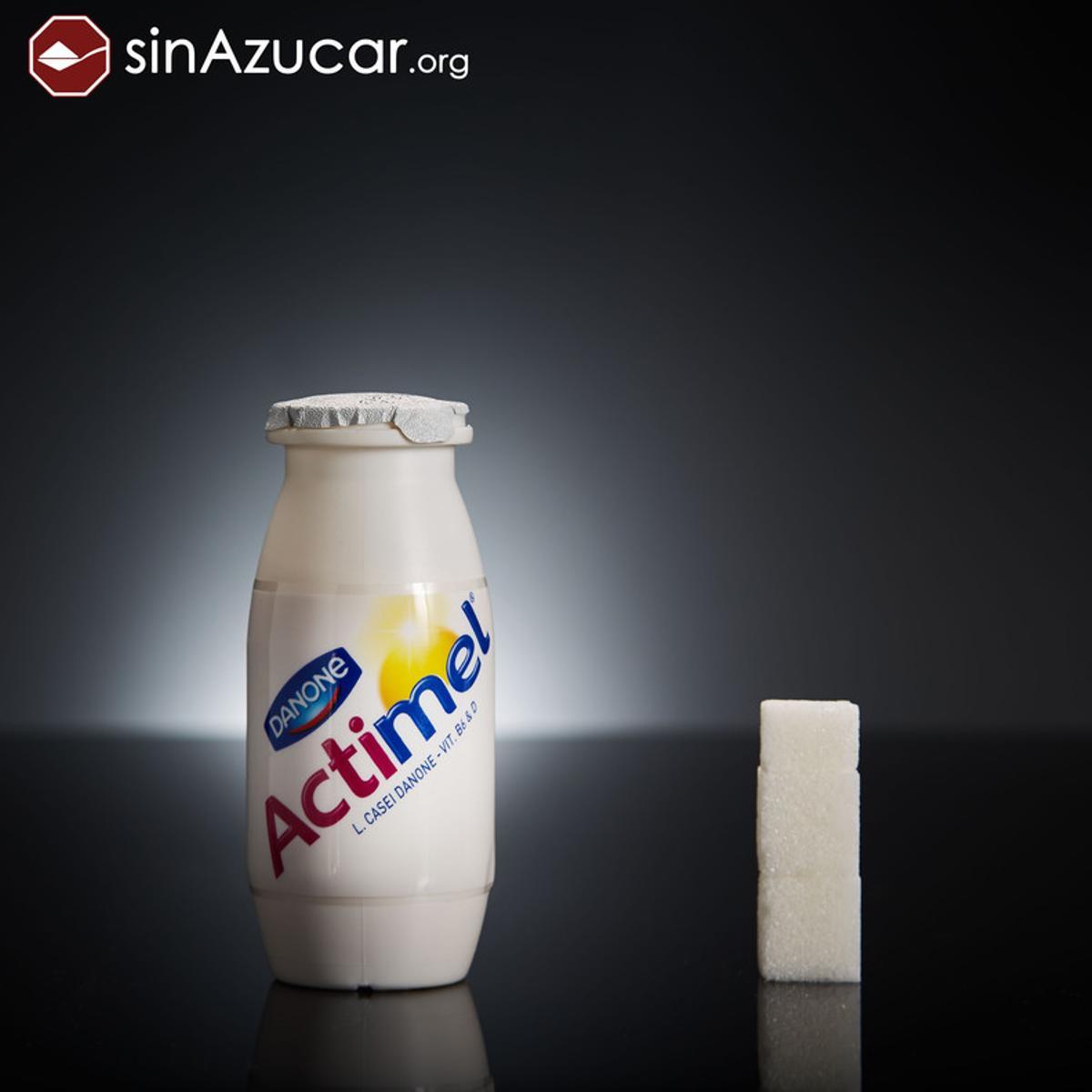1 botellita de Actimel tiene 11,5 gr de azúcar, casi 3 terrones.