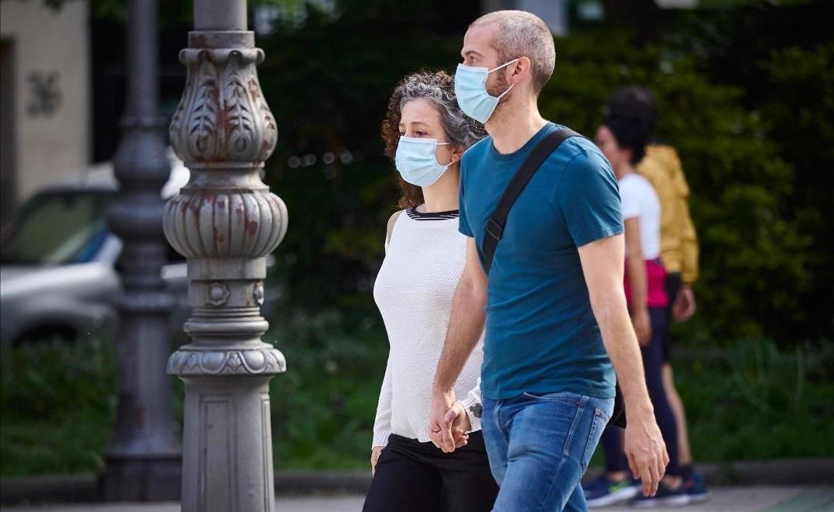 Una pareja camina con mascarillas para protegerse del coronavirus en Pamplona, el pasado 7 de mayo. Una pareja camina con mascarillas para protegerse del coronavirus en Pamplona, el pasado 7 de mayo.