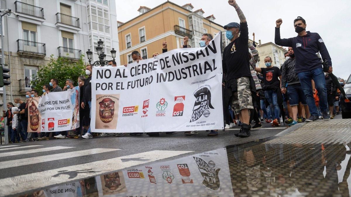 SANTANDER, 02/07/2020.- Los trabajadores de Nissan de Barcelona durante la manifestación que han realizado este jueves por las calles de Santander. EFE/Pedro Puente Hoyos SANTANDER, 02/07/2020.- Los trabajadores de Nissan de Barcelona durante la manifestación que han realizado este jueves por las calles de Santander. EFE/Pedro Puente Hoyos
