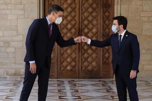 El presidente del Gobierno, Pedro Sánchez, y el ’president’ de la Generalitat, Pere Aragonès, se saludan antes de su reunión bilateral previa al encuentro de la mesa de diálogo, el pasado 15 de septiembre de 2021 en el Palau de la Generalitat, en Barcelona.