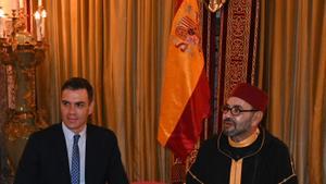 Pedro Sánchez y Mohamed VI cenan en Rabat. Detrás, la bandera española al revés.