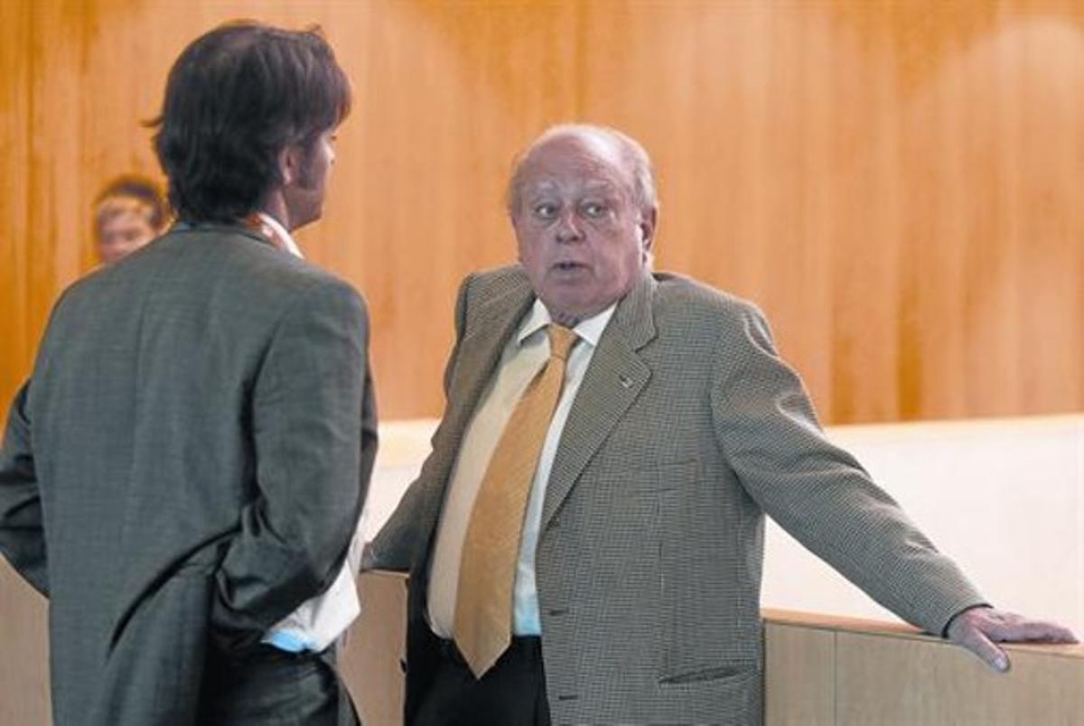 Jordi Pujol, con su hijo Oriol de espaldas, en un congreso de CDC. Jordi Pujol, con su hijo Oriol de espaldas, en un congreso de CDC.