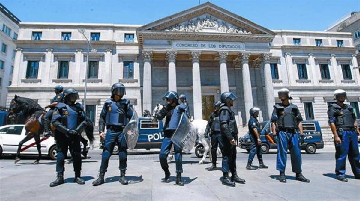 Agentes de la Policía Nacional rodean el edificio del Congreso de los Diputados durante el pleno celebrado el pasado 11 de julio.