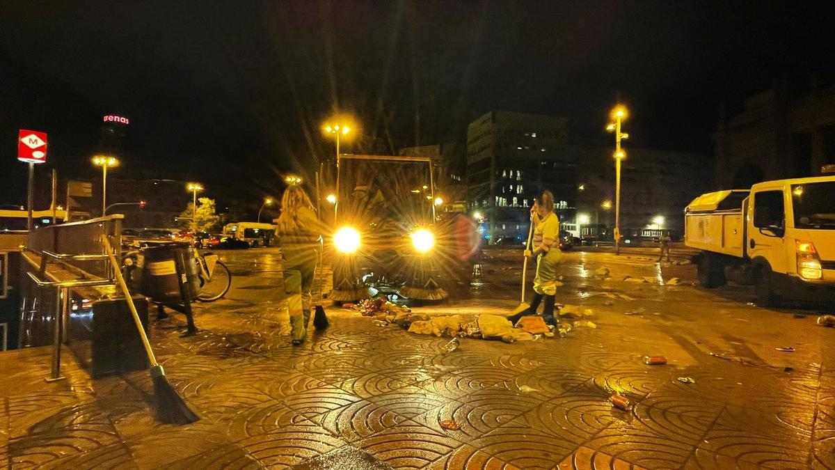 Trabajadores de la limpieza en la plaza de Espanya durante las fiestas de la Mercè. 