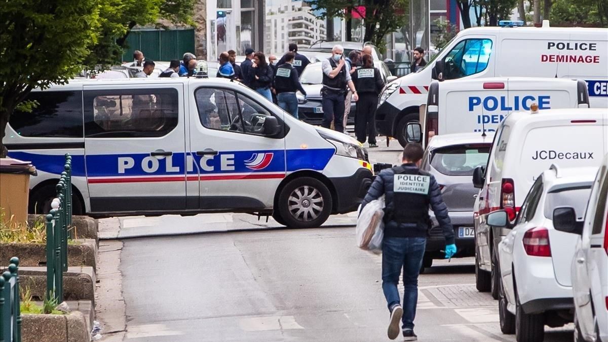 Un hombre atropella voluntariamente a dos policías cerca de París Un hombre atropella voluntariamente a dos policías cerca de París
