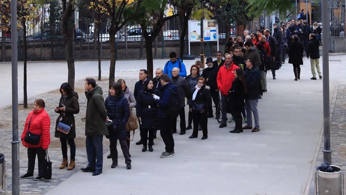 Colas para votar en el colegio Ramon Llull de Barcelona.