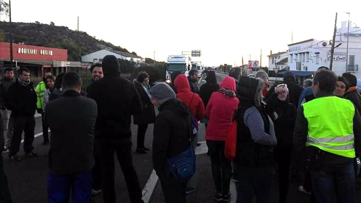 Cortes de tráfico en la N-340, a la altura de Les Cases d’Alcanar, este lunes. Cortes de tráfico en la N-340, a la altura de Les Cases d’Alcanar, este lunes.