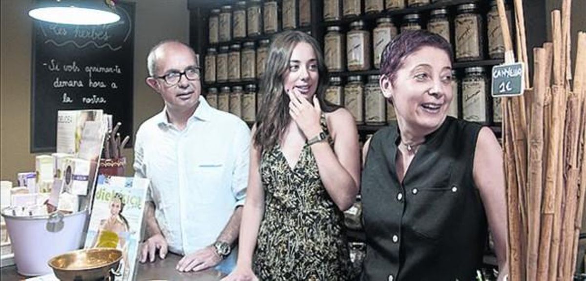 Les Herbes (Pardo, 71) Oasis de salud y bienestarLA ACTRIZ SUELE PEDIR AYUDA A SUS PADRES, MARTA VILA Y EDUARD MOLINS, EN SU HERBOLARIO, EN CUYA TRASTIENDA ENSAYA SU COMPAÑIA TEATRAL. Les Herbes (Pardo, 71) Oasis de salud y bienestarLA ACTRIZ SUELE PEDIR AYUDA A SUS PADRES, MARTA VILA Y EDUARD MOLINS, EN SU HERBOLARIO, EN CUYA TRASTIENDA ENSAYA SU COMPAÑIA TEATRAL.
