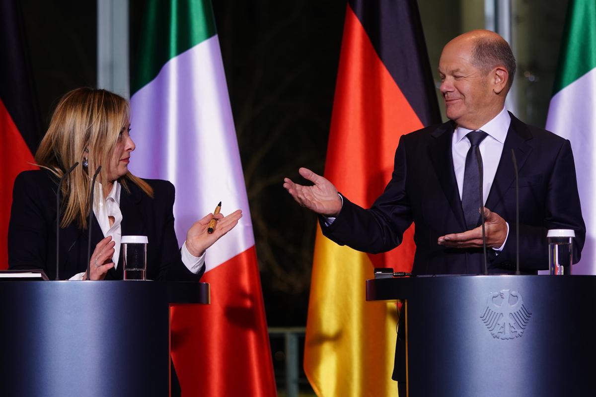 La primera ministra italiana, Giorgia Meloni, y el canciller alemán, Olaf Scholz, durante la rueda de prensa conjunta que han ofrecido este viernes en Berlín.