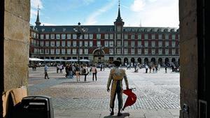 Un hombre vestido de torero intenta atraer la atención de los turistas en la plaza Mayor de Madrid, el viernes.