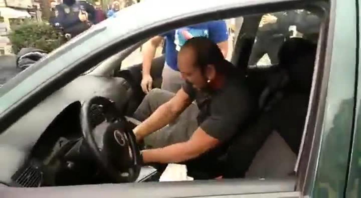 Dos individuos destrozan su coche tras ser multados en Valencia.