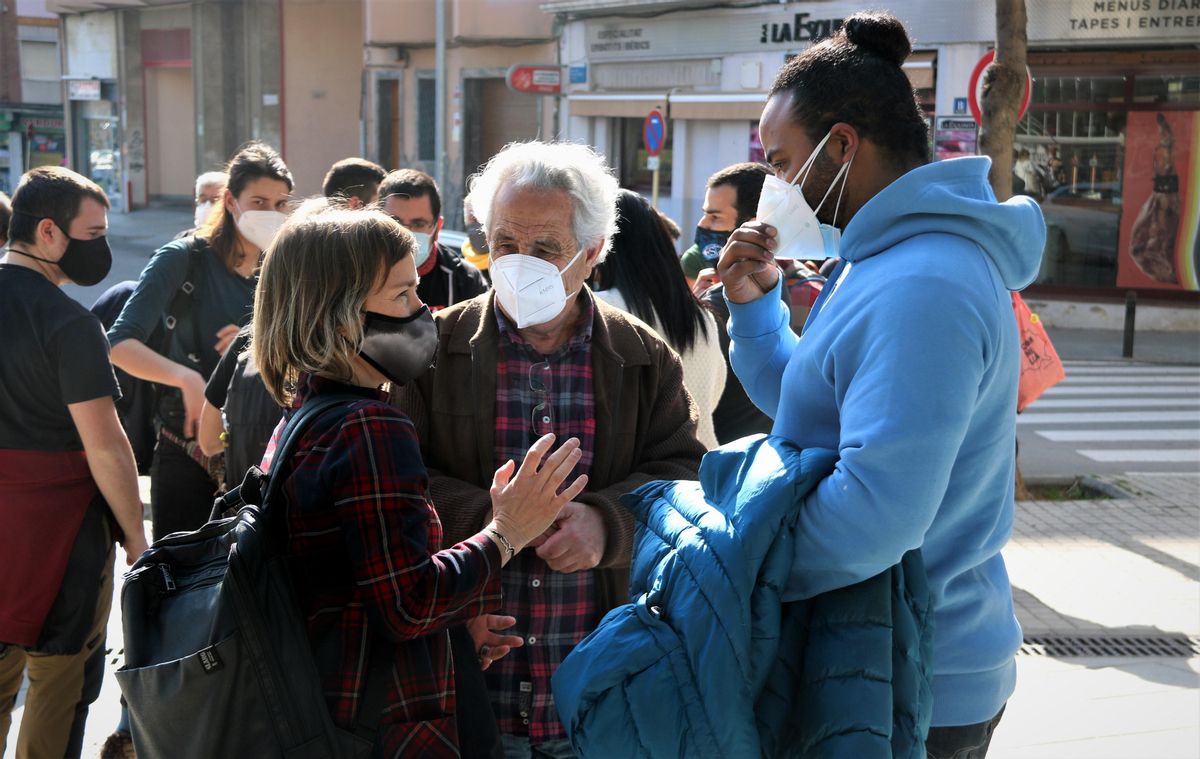 Imagen de la abogada Laia Serra hablando con los dos investigados en la puerta de los juzgados de Cornellà de Llobregat. Imagen de la abogada Laia Serra hablando con los dos investigados en la puerta de los juzgados de Cornellà de Llobregat.
