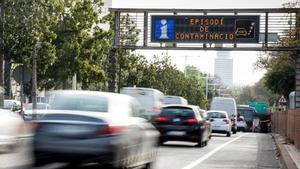 Panel de aviso de contaminación en la ronda litoral de Barcelona.