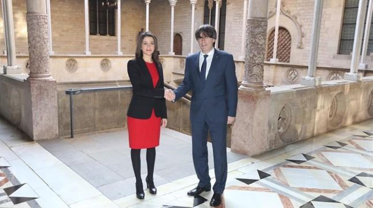 Inés Arrimadas y Carles Puigdemont, en el Palau de la Generalitat. Inés Arrimadas y Carles Puigdemont, en el Palau de la Generalitat.
