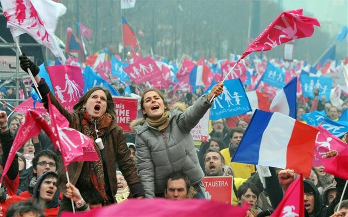 Jóvenes contrarios al matrimonio gay, en la manifestación que se ha desarrollado en París.