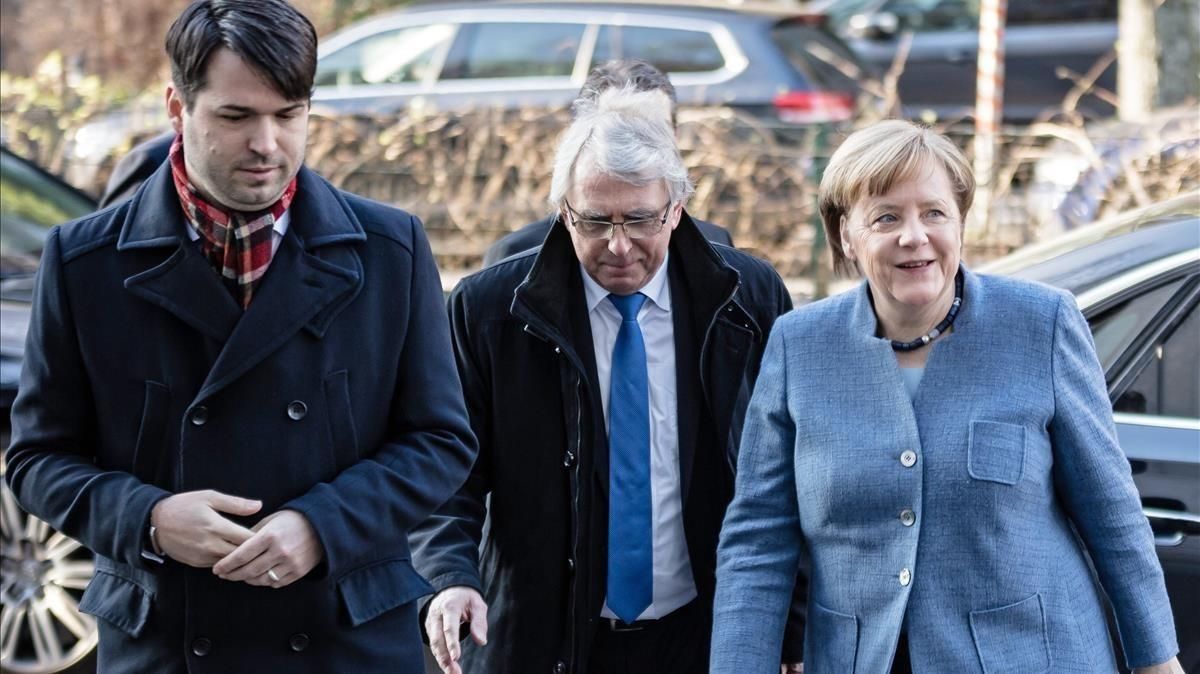 Merkel llega a la sede del SPD, en Berlín, para participar en la negociación, este domingo, 4 de febrero. Merkel llega a la sede del SPD, en Berlín, para participar en la negociación, este domingo, 4 de febrero.