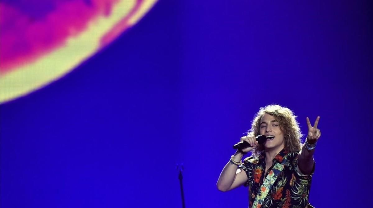 Manel Navarro, durante su actuación en el Festival de Eurovisión, en Kiev, en representación de TVE. Manel Navarro, durante su actuación en el Festival de Eurovisión, en Kiev, en representación de TVE.