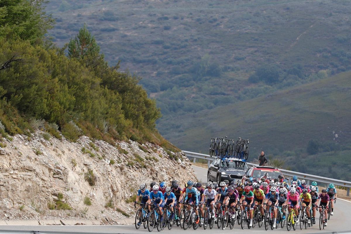 El pelotón de la Vuelta, en los primeros kilómetros de la etapa reina. El pelotón de la Vuelta, en los primeros kilómetros de la etapa reina.