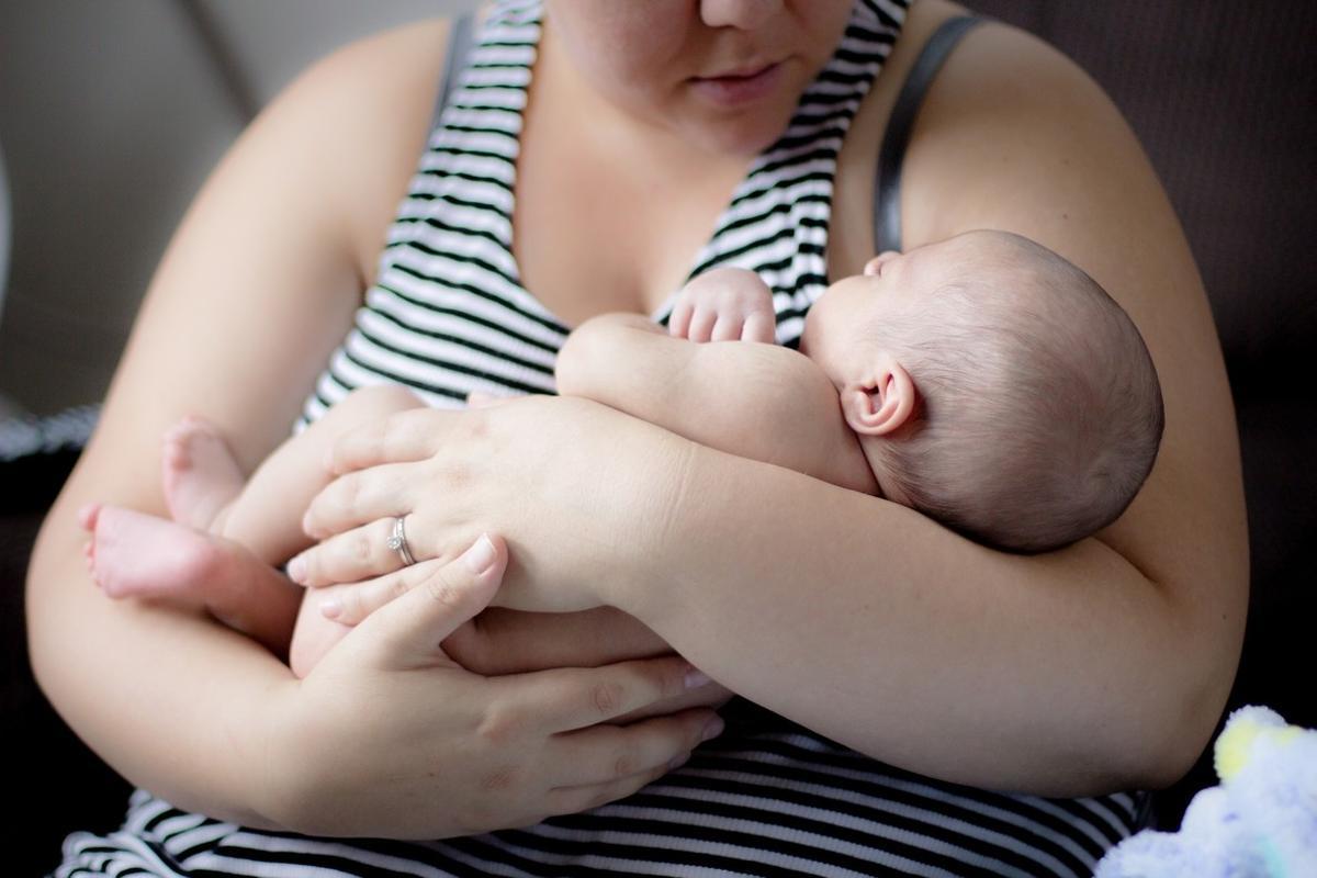 Las mujeres son madres cada vez más tarde y España tiene una de las tasas de natalidad más bajas de Europa