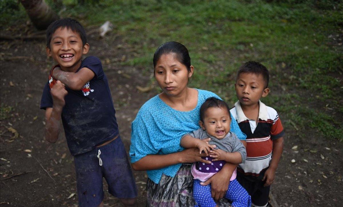 La madre y los hermanos de Jakelin Caal, la niña fallecida tras cruzar la frontera de EEUU, en San Antonio Seacortez (Guatemala).