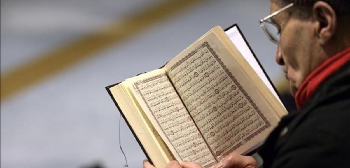 Un muslmán lee el Corán en la Gran Mezquita de Estrasburgo, tras los atentados contra el semanario ’Charlie Hebdo’ en el 2015.