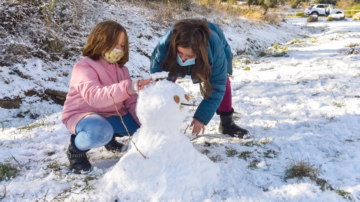 Unas niñas juegan con la nieve en el puerto de Àger (Noguera), este lunes. Unas niñas juegan con la nieve en el puerto de Àger (Noguera), este lunes.