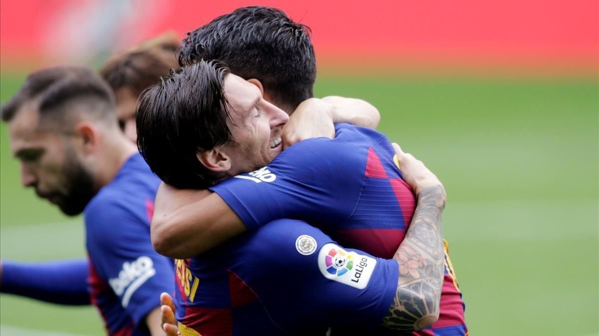 Messi y Suárez celebran el primer gol del uruguayo tras la lesión Messi y Suárez celebran el primer gol del uruguayo tras la lesión
