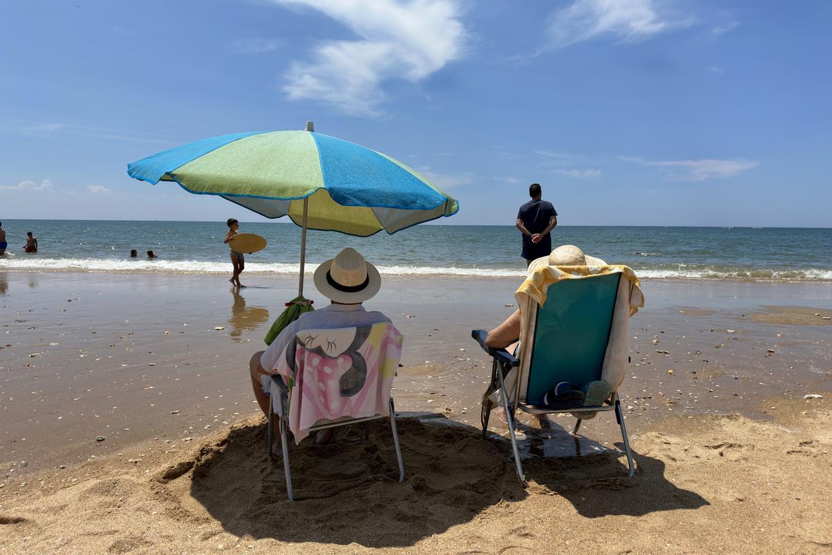 Varias personas disfrutan de un domingo de playa en La Antilla, (Huelva) ayer. EFE/ David Arjona