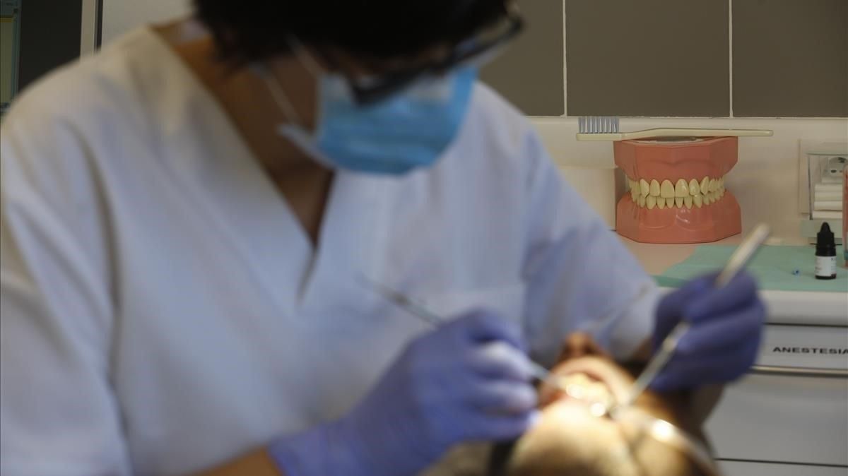 Un dentista en el servicio municipal de Barcelona. Un dentista en el servicio municipal de Barcelona.
