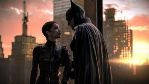 Catwoman (Zoë Kravitz) y Batman (Robert Pattinson), en un fotograma de ’The Batman’